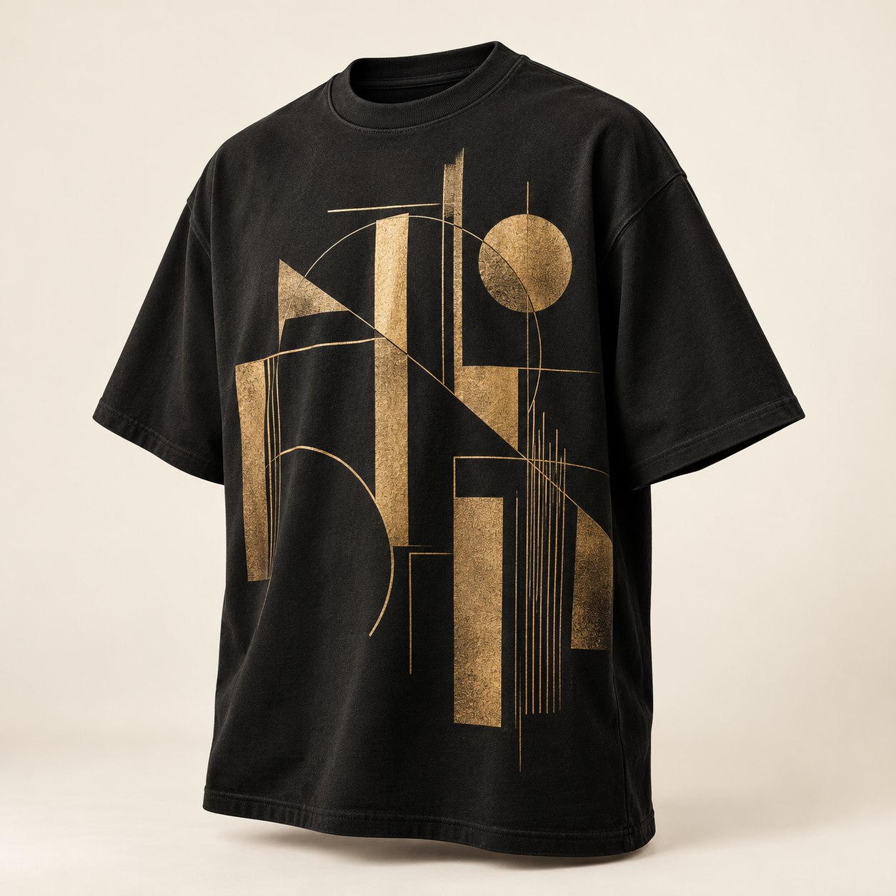 Camisa preta com arte geométrica dourada, exemplo conceitual de personalização